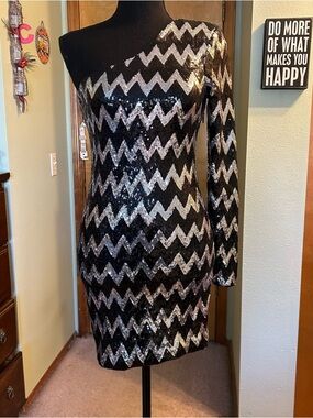 Bebe black silver chevron sequined one shoulder bodycon cocktail dress S
